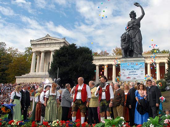 Am Ende eine gemeinsam gesungene Bayernhymne : die Wiesnwirte grüßten die Oktoberfest Gäste mit dem Standkonzert der Wiesn Kapellen 2007 (Foto: Ingrid Grossmann)